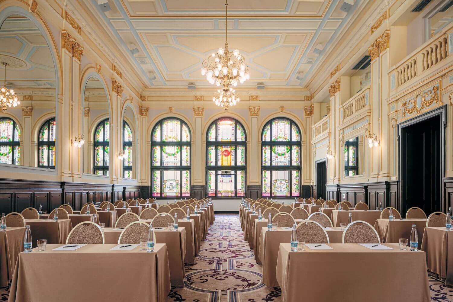 Hotel KINGS COURT — historický interiér konferenčního sálu